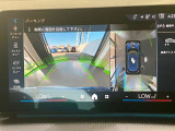 【全周囲カメラ】全周囲カメラ装備車両で御座いますので、狭い駐車スペースでもお車の全体図が確認でき、障害物との接触を未然に防ぐことが可能です。