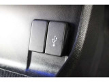 USBオーディオ用ソケットがついていますので携帯電話などを接続すれば音楽等の再生が可能です!充電用ソケットもございます!