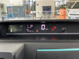速度やシフト位置、走行距離などの情報がまとまって表示され、運転中に確認したい内容を把握しやすい配置です。警告表示も含め、運転時の情報確認に役立ちます。
