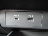 USB充電専用電源ソケットも付いています。モバイル機器などの充電専用