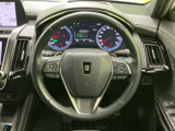 ステアリングに各種スイッチがまとまり、運転姿勢を保ちながら手元で機能を選べます。メーターや周辺表示との位置関係も分かりやすく、日々の運転で扱いやすい配置です。