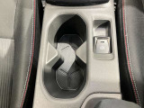 運転席・助手席のドリンクホルダーです。手のとどきやすい位置にあるので便利です!