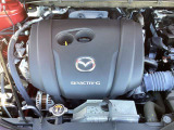「SKYACTIV-G(ガソリン)」は、規格外の高圧縮を実現し、世界のエンジン技術者に驚きを与えました。さらに、それを維持したままノッキングの発生を抑え、熱効率を向上、走りにも寄与したエンジンです。