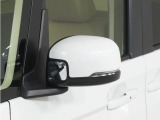 ◆ドアミラーウインカー◆ドアミラーにウインカーを装備しています。対向車に自身の進行方向を合図し安全に運転できます。