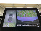 後方の映像に加えて車両周辺の表示も確認でき、駐車時の周囲の状況把握に役立ちます。画面のガイドを目安にしながら、目視でも周囲を確認して安全に駐車していただけます。