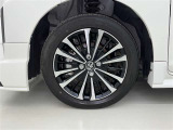 アルミホイールが車の雰囲気を引き立てますね!