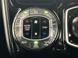 DUALスイッチを押すと運転席側と助手席側で別々に温度調節ができるエアコンです