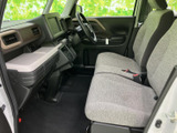 運転席周りはシンプルで使いやすく、操作性に優れています。快適なドライブをサポートする空間です。