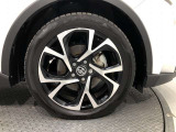 【純正アルミホイール】です!車両デザインに合わせてホイールをデザインしているため、見た目にもカッコイイアルミホイール♪洗車もラクチンで錆びません。