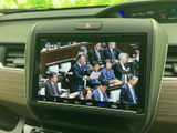 テレビ番組を画面に表示でき、停車中の待ち時間などに映像を楽しめます。画面も見やすい位置に配置されており、休憩中にニュースや番組を見たい方にうれしい装備です。