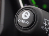 ★マルチビューカメラ★ワイパーレバー先端の「CAMERAスイッチ」を押すことで、車を上空から見下ろしたような映像をカーナビ画面に映し出し、車庫入れや縦列駐車をサポートしてくれます♪