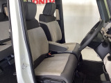 女性でも運転がしやすいようにシートの高さ調整機能(シートリフター)がついています。座面も厚みがあり背もたれも高く、ゆったりくつろいでお乗りいただけるシートです。
