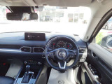 運転席から見える操作部や室内デザインを確認できます。