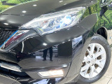 【LEDヘッドライト】悪天候や夜間走行時も良好な視界を確保し安心して運転できる高輝度LEDヘッドライトを装備!点灯速度が早く、消費電力も抑えられています。