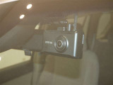 【ドラレコ前】今では車の必需品です。運転中の映像や音声を記録して残します。事故などが起きた場合の証拠になるので、もしもの時に役立ちます。