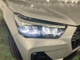 白く明るい光で夜間走行をサポートするLEDヘッドランプを搭載