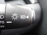 【ハイビームアシスト】先行車または対向車の有無や周辺の明るさなどに応じて、ヘッドライトのハイビーム(上向き)とロービーム(下向き)を自動で切り替えます。