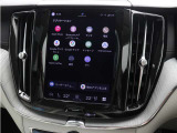 Apple CarPlayやAndroid Autoを利用すれば、スマホを簡単に接続できます。USBポートにケーブルをつなぐだけで、スマホの見慣れたホーム画面と共通するインターフェイスが表示されます。