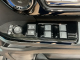 電動格納式リモコンドアミラーと、パワーウィンドウスイッチ等は運転席ドアにあります。