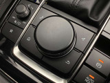 「MAZDAコネクト」コマンダー部 手元を見ることなく操作出来るように左手を自然に降ろした位置に設置。シンプルで使いやすく、機能を覚えやすいボタン配置になっています。