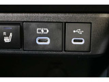 Type-Cのデータ通信/給電用USBポートと、給電用USBポートが装備されています。車内にあると便利なアイテムですね!
