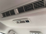 リアシーリングファンも付いておりますので、車内の空気の循環にも役立ちます。