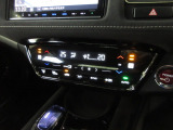 オートエアコンは左右席で独立温度コントロールが可能です。運転席はキンキンに冷やして助手席はマイルドにと言った設定が可能です。暑さ寒さでケンカすることもなくなりますね。