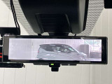 【インテリジェント ルームミラー】車両後方のカメラ映像をミラー面に映し出すので、車内の状況や、天候などに影響されずいつでもクリアな後方視界が得られます!
