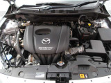 SKYACTIV TECHNOLOGYエンジンを搭載。コンパクトにまとめられたエンジンルームは整然とした印象で、マツダ独自の技術が詰め込まれた一台です。
