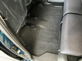 しっかりと汚れ、砂ぼこりを落とし足元まで清潔な車内空間を作り上げております♪