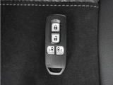 ◆スマートキー◆カギをバッグやポケットに入れたままでもドアロックの開閉ができる『スマートキー』付き!雨天や暗くなってもカギを取り出す必要がなくドアの開錠&エンジンも始動できます