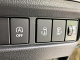 運転をサポートする機能などのスイッチが横並びに配置され、必要な設定を手元近くで確認しやすい構成です。各ボタンのアイコンも見分けやすく、運転時に機能の内容を把握する際に役立ちます。日常使いにも便利です。