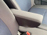 【運転席】アームレストで疲れを低減