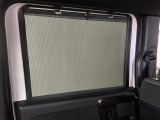 【ロールサンシェイド】まぶしい光を軽減し、心地よい車内に♪ロール式なので開け閉めも容易にできます!