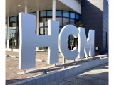 国道23号線から見える大きなHCMのモニュメントも特徴的です!