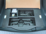 【車載工具】パンクなどのもしもの時に役立つ車載工具を収納しておくことができます。