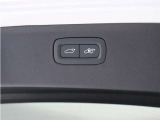 テールゲートには、スイッチ一つで開閉可能な電動開閉機能を装備。また、リアバンパーの下で足を動かすだけで開閉できる、ハンズフリー・オープニング/クロージング機構も搭載しています。