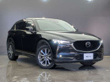 深みのある黒のボディカラーと端正なフロントマスクが映えるCX-5です。街中でもよく映える洗練された佇まいです。