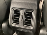 後部座席にもエアコンの吹き出し口があるので車内全体を快適に過ごすことができます。