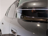 【BMWミラー】視認性の高いスタイリッシュなミラー。自動防眩機能も付いており夜間のドライビングをサポートします。