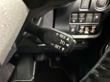 クルーズコントロール機能が付いています。 速度を設定するとアクセルを踏まなくても一定の速度で走ることができます。  高速道路ではとても便利な装置なんです。