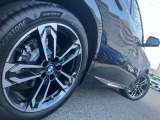 【BMWアロイホイル】軽量かつ強度に拘ったアロイホイル。走行性能ポテンシャルを引き出す設計。車の足元を引き締めてくれる大きなポイントはアロイホイルです。