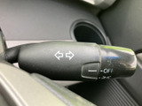 操作しやすいウインカーレバーで、安全な車線変更をサポートします。直感的な操作感で、スムーズな運転をアシストします。
