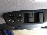 パワーウィンドウスイッチで運転席から全席の窓の開閉ができます。