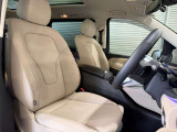 メルセデスのシートは、少し硬めに出来ておりますので、長時間の運転でも疲れにくく、安全にドライビングをお楽しみ頂けます