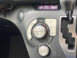 【オートエアコン】一度お好みの温度に設定すれば、車内の温度を検知し風量や温度を自動で調整。暑い&hellip;寒い&hellip;と何度もスイッチ操作をする必要はありません。快適な車内空間には必須の機能ですね♪