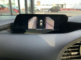 オプション装着の360&deg;ビューモニターでは、両サイドとフロント、バックカメラの合成で、あたかも上空から見下ろした様に周囲を確認して頂けます。駐車場だけでなく、T字路等でも活躍のアイテムです。