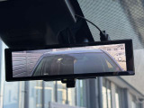 インテリジェントルームミラー☆後席に乗っている人や、大きな荷物を載せていると見にくくなりがちな後方視界。。こちらは車両後方のカメラ映像をミラーに映すので、天候にも影響されないクリアな後方視界を実現☆
