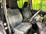 運転席まわりには十分なスペースがあり、大柄な方でもゆったり運転していただける環境です。