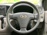握りやすい形状で、運転操作をサポートします。ドライバーにとって重要な操作系がスムーズに行える設計です。快適な運転体験をどうぞ。